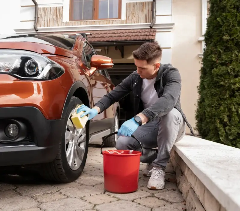 Lavage auto à domicile La Pérouille : professionnel intervenant sur un véhicule
